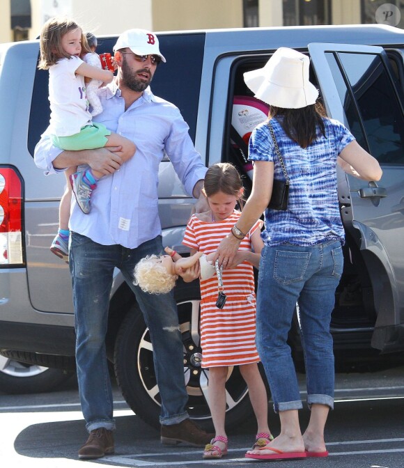 Ben Affleck et Jennifer Garner ont emmené leurs deux filles Violet, 7 ans, et Seraphina, 4 ans au célèbre Country Mart de Brentwood, le 20 avril 2013