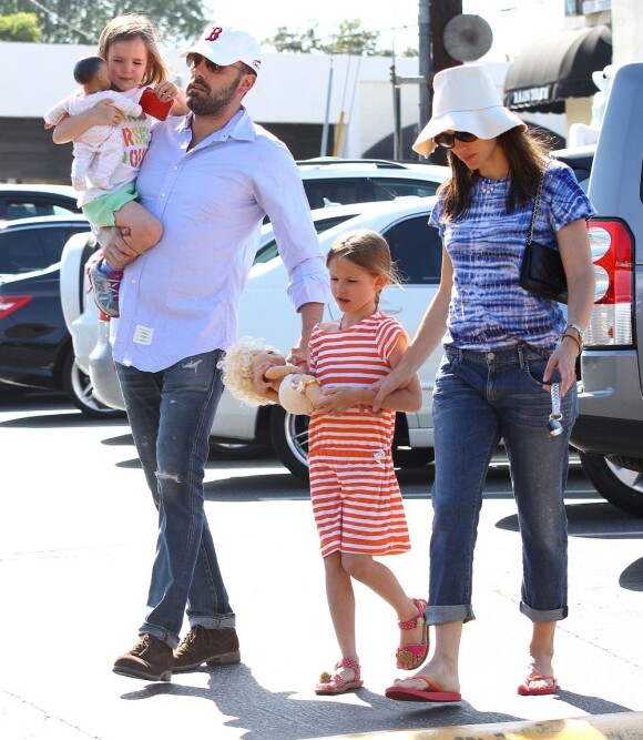 Ben Affleck et Jennifer Garner ont emmené leurs deux filles Violet, 7 ans, et Seraphina, 4 ans au célèbre Country Mart de Brentwood, le 20 avril 2013