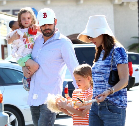 Ben Affleck et Jennifer Garner ont emmené leurs deux filles Violet, 7 ans, et Seraphina, 4 ans au célèbre Country Mart de Brentwood, le 20 avril 2013