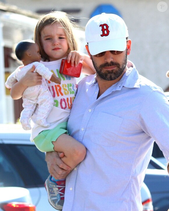 Ben Affleck et Jennifer Garner ont emmené leurs deux filles Violet, 7 ans, et Seraphina, 4 ans au célèbre Country Mart de Brentwood, le 20 avril 2013 - Ben Affleck porte Seraphina dans ses bras