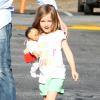 Ben Affleck et Jennifer Garner ont emmené leurs deux filles Violet, 7 ans, et Seraphina, 4 ans au célèbre Country Mart de Brentwood, le 20 avril 2013 - Seraphina avec sa poupée
