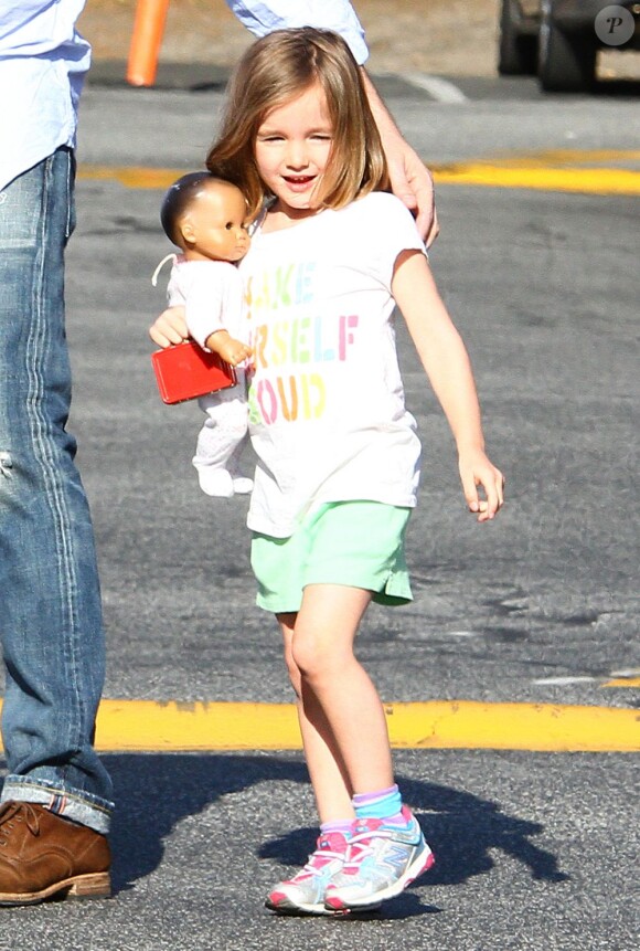 Ben Affleck et Jennifer Garner ont emmené leurs deux filles Violet, 7 ans, et Seraphina, 4 ans au célèbre Country Mart de Brentwood, le 20 avril 2013 - Seraphina avec sa poupée