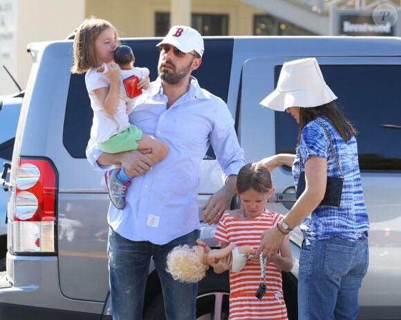 Ben Affleck et Jennifer Garner ont emmené leurs deux filles Violet, 7 ans, et Seraphina, 4 ans au célèbre Country Mart de Brentwood, le 20 avril 2013