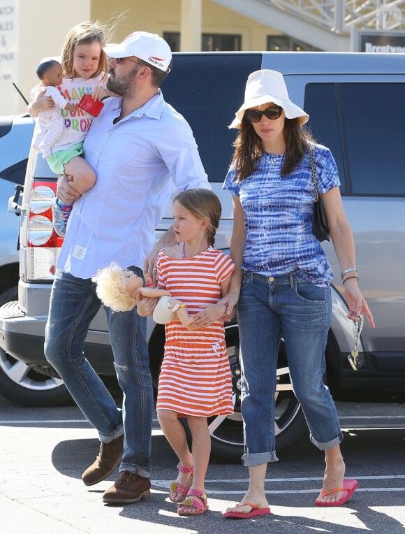Ben Affleck et Jennifer Garner ont emmené leurs deux filles Violet, 7 ans, et Seraphina, 4 ans au célèbre Country Mart de Brentwood, le 20 avril 2013