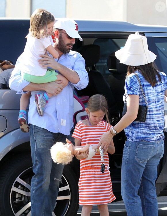 Ben Affleck et Jennifer Garner ont emmené leurs deux filles Violet, 7 ans, et Seraphina, 4 ans au célèbre Country Mart de Brentwood, le 20 avril 2013