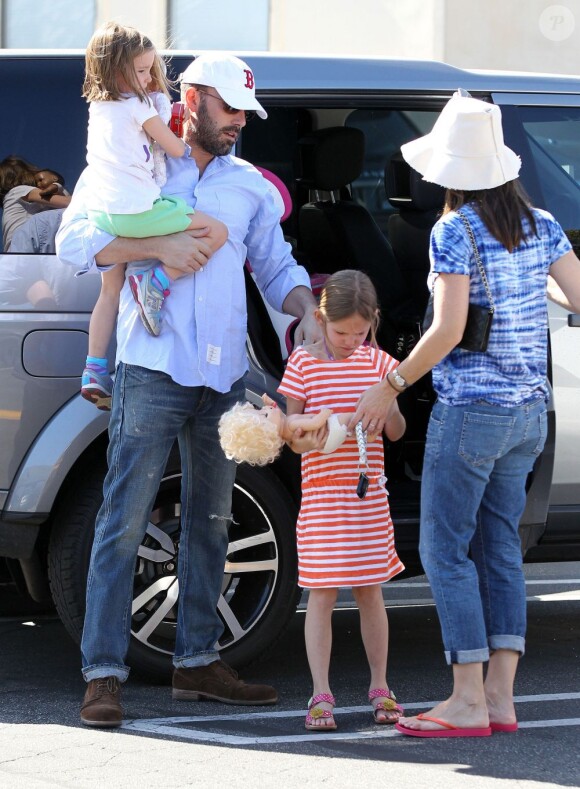 Ben Affleck et Jennifer Garner ont emmené leurs deux filles Violet, 7 ans, et Seraphina, 4 ans au célèbre Country Mart de Brentwood, le 20 avril 2013