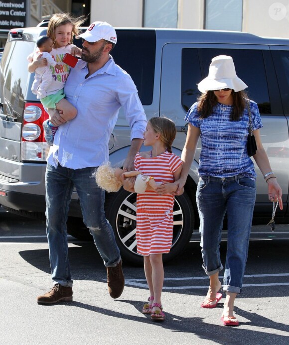 Ben Affleck et Jennifer Garner ont emmené leurs deux filles Violet, 7 ans, et Seraphina, 4 ans au célèbre Country Mart de Brentwood, le 20 avril 2013