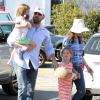 Ben Affleck et Jennifer Garner ont emmené leurs deux adorables filles Violet, 7 ans, et Seraphina, 4 ans au célèbre Country Mart de Brentwood, le 20 avril 2013