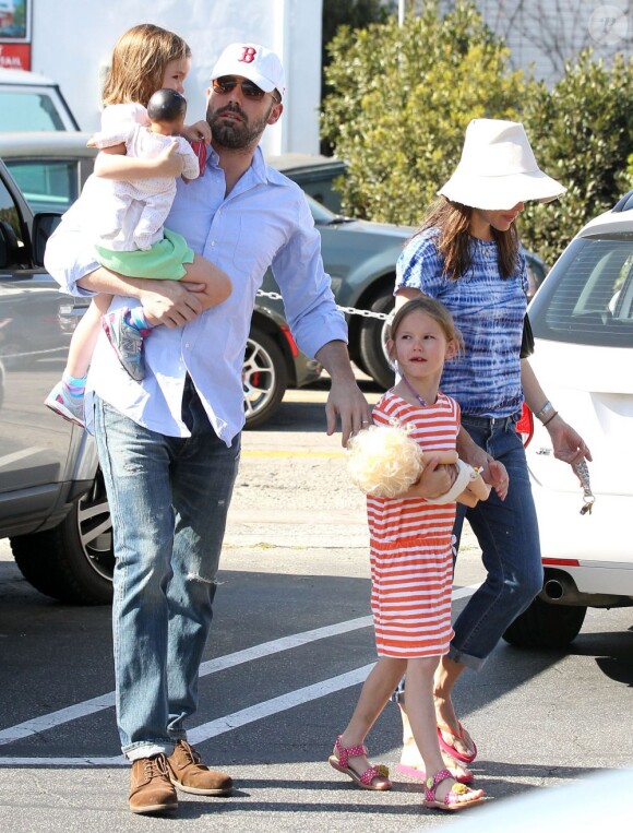Ben Affleck et Jennifer Garner ont emmené leurs deux adorables filles Violet, 7 ans, et Seraphina, 4 ans au célèbre Country Mart de Brentwood, le 20 avril 2013