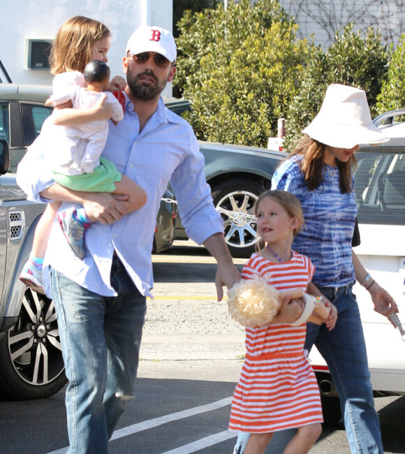 Ben Affleck et Jennifer Garner ont emmené leurs deux filles Violet, 7 ans, et Seraphina, 4 ans au célèbre Country Mart de Brentwood, le 20 avril 2013