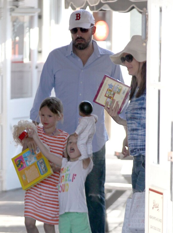 Ben Affleck et Jennifer Garner ont emmené leurs deux filles Violet, 7 ans, et Seraphina, 4 ans au célèbre Country Mart de Brentwood, le 20 avril 2013
