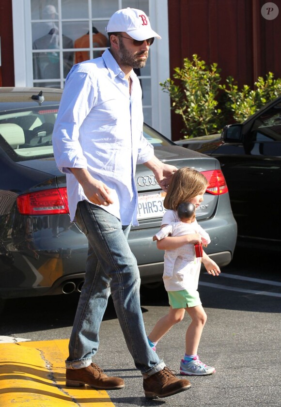 Ben Affleck et Jennifer Garner ont emmené leurs deux filles Violet, 7 ans, et Seraphina, 4 ans au célèbre Country Mart de Brentwood, le 20 avril 2013