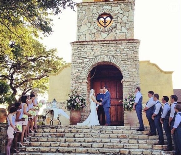 Scott Porter, la star de Hart of Dixie a épousé samedi 20 avril 2013, sa petite amie de longue date, Kelsey Mayfield à Austin lors d'une cérémonie à Texas.