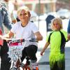 Kingston et Zuma, 6 et 4 ans, se dirigent vers le Jewel City Bowl & Grill à Glendale avec leur mère Gwen Stefani. Le 20 avril 2013.