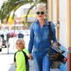 Gwen Stefani et son fils Zuma se dirigent vers le restaurant/bowling Jewel City Bowl & Grill à Glendale. Le 20 avril 2013.