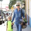 Gwen Stefani et son fils Zuma se dirigent vers le restaurant/bowling Jewel City Bowl & Grill à Glendale. Le 20 avril 2013.