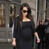 Kim Kardashian, enceinte et sexy dans sa robe Stella McCartney accessoirisée d'une pochette Lanvin et de souliers Giuseppe Zanotti, fait un peu de shopping avec son chéri Kanye West. New York, le 22 avril 2013.