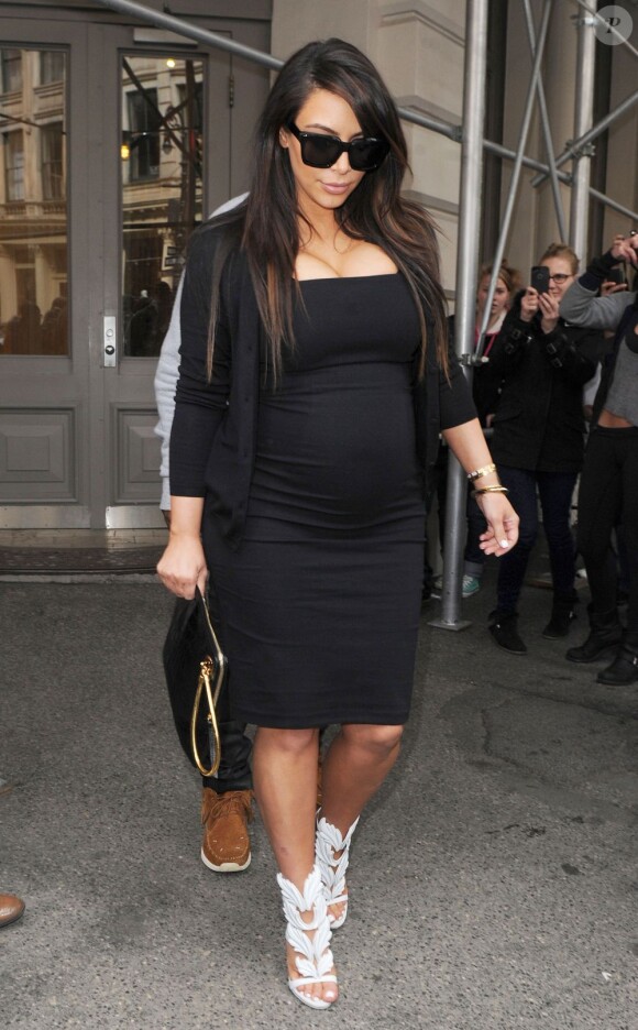 Kim Kardashian, enceinte et sexy dans sa robe Stella McCartney accessoirisée d'une pochette Lanvin et de souliers Giuseppe Zanotti, fait un peu de shopping avec son chéri Kanye West. New York, le 22 avril 2013.