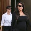 Kim Kardashian, enceinte, sa soeur Kourtney et leur mère Kris Jenner à la sortie de leur hôtel è New York, le 22 avril 2013.