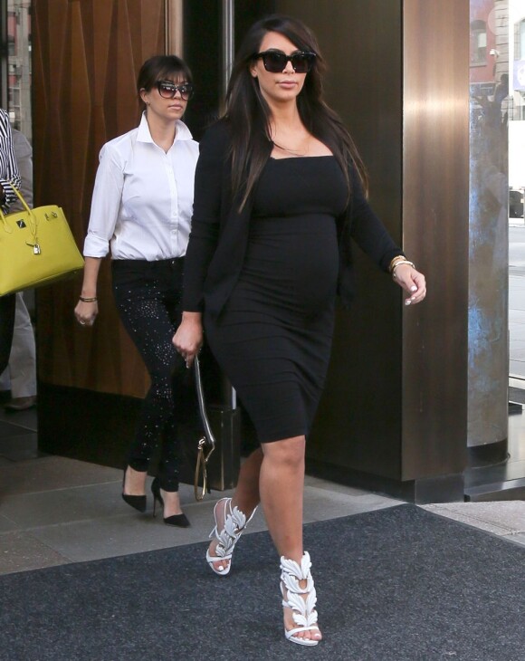 Kim Kardashian, enceinte, sa soeur Kourtney et leur mère Kris Jenner à la sortie de leur hôtel è New York, le 22 avril 2013.