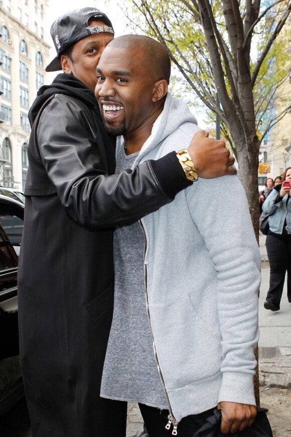 Kanye West et Jay-Z, souriants, se retrouvent dans le quartier de SoHo. New York, le 22 avril 2013.
