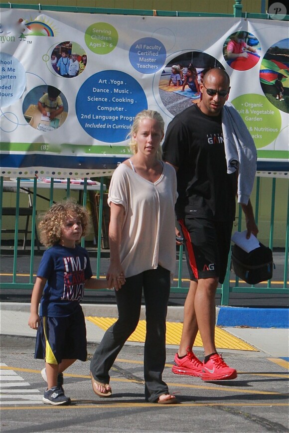 Quelques jours après son accident de voiture, Kendra Wilkinson semble être en pleine forme. La star est allée chercher son fils de 3 ans, Hank Jr., à la sortie de l'école avec son mari Hank Baskett. Le 23 avril 2013.