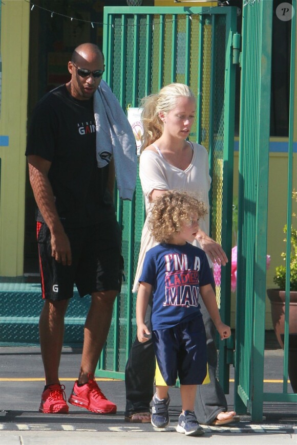 Quelques jours après son accident de voiture, Kendra Wilkinson est apparue en pleine forme. La star est allée chercher son fils de 3 ans, Hank Jr., à la sortie de l'école avec son mari Hank Baskett. Ils sont ensuite allés jouer au parc à Calabasas. Le 23 avril 2013.
