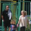 Quelques jours après son accident de voiture, Kendra Wilkinson semble être en pleine forme. La star est allée chercher son fils de 3 ans, Hank Jr., à la sortie de l'école avec son mari Hank Baskett. Ils sont ensuite allés jouer au parc à Calabasas. Le 23 avril 2013.