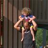 Quelques jours après son accident de voiture, Kendra Wilkinson est allée chercher son fils de 3 ans, Hank Jr., à la sortie de l'école avec son mari Hank Baskett. Ils sont ensuite allés jouer au parc à Calabasas. Le 23 avril 2013.