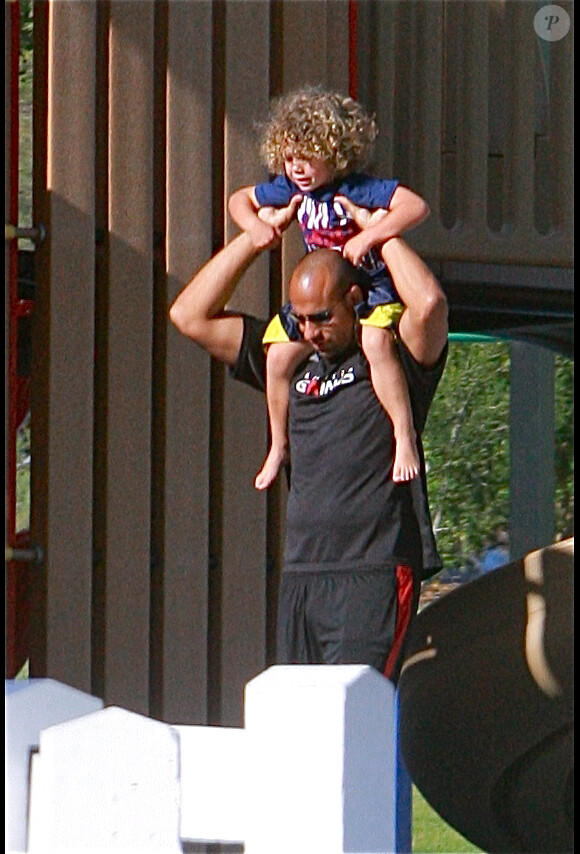 Quelques jours après son accident de voiture, Kendra Wilkinson est allée chercher son fils de 3 ans, Hank Jr., à la sortie de l'école avec son mari Hank Baskett. Ils sont ensuite allés jouer au parc à Calabasas. Le 23 avril 2013.