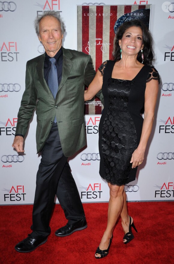 Clint Eastwood et Dina Eastwood au Grauman's Chinese Theatre de Los Angeles le 3 novembre 2011