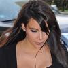 Kim Kardashian, habillée d'une robe Azzedine Alaïa, tient une rose à la main. Un cadeau de Kanye West le romantique ? New York, le 24 avril 2013.