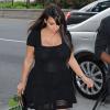 Kim Kardashian, surprise à New York en compagnie de Kanye West, cache son baby-bump dans une robe Azzedine Alaïa accessoirisée de bottines Balmain et d'une pochette Lanvin. Le 24 avril 2013.