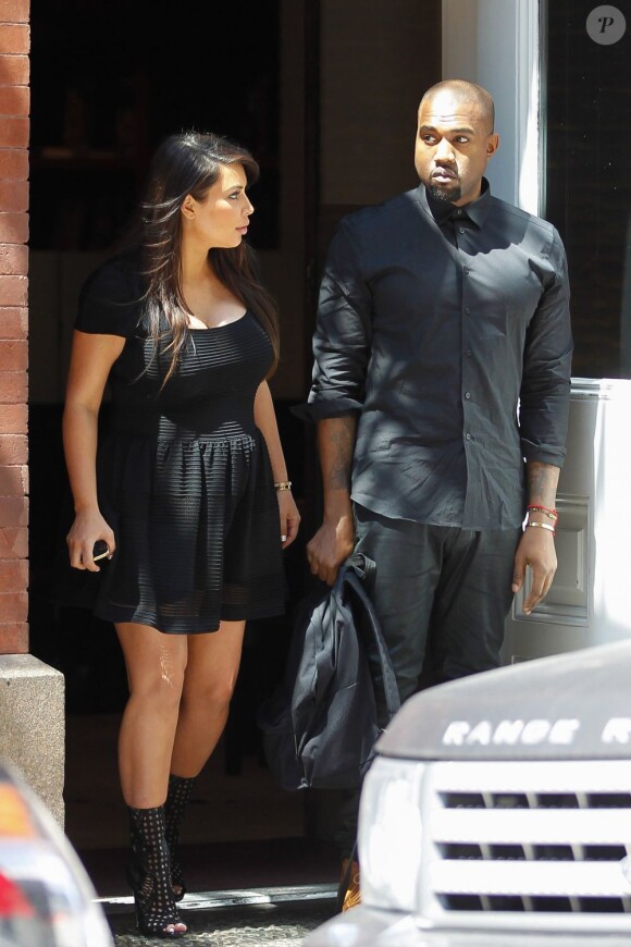 Kim Kardashian et Kanye West surpris à la sortie de l'hôtel Mercer dans le quartier de SoHo, forment un joli couple assorti. New York, le 24 avril 2013.
