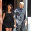 Kim Kardashian et Kanye West surpris à la sortie de l'hôtel Mercer dans le quartier de SoHo, forment un joli couple assorti. New York, le 24 avril 2013.