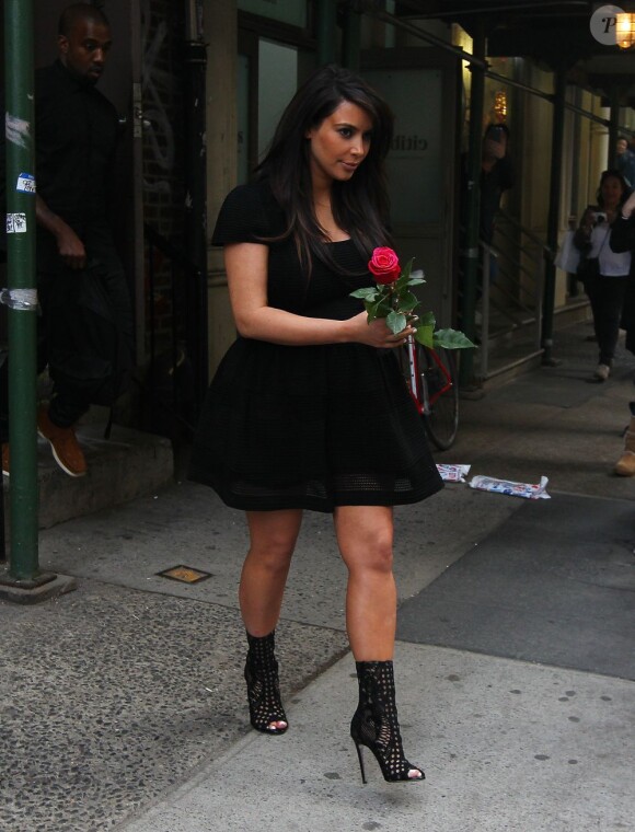 Kim Kardashian, enceinte et élégante en robe Azzedine Alaïa et bottines Balmain. New York, le 24 avril 2013.