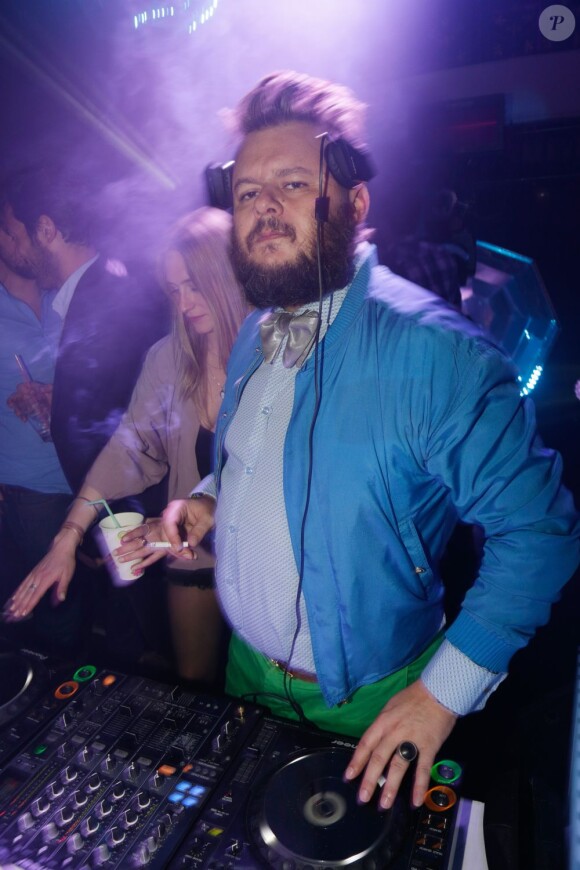 Le DJ Greg Boust à la soirée Villa Schweppes à Paris, le 24 avril 2013.