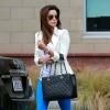 Exclusif - Eva Longoria surprise à Santa Monica, porte un blazer crème Reese + Riley, un sac matelassé Chanel, un jean bleu électrique et des sandales "Double Moc" de Christian Louboutin. Le 24 avril 2013.
