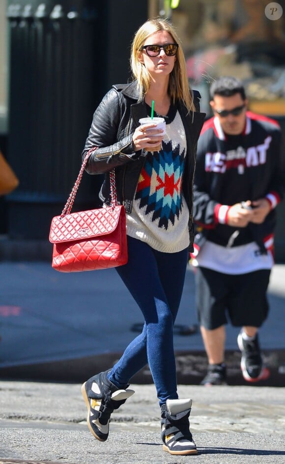 Nicky Hilton dans les rues de New York, porte un sac matelassé rouge Chanel et des baskets Isabel Marant. Le 25 avril 2013.