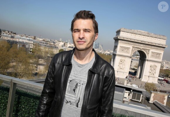 Olivier Martinez pose après la conférence du presse du Champs-Elysées Film Festival, le 25 avril 2013, sur la terrasse du Publicis à Paris.