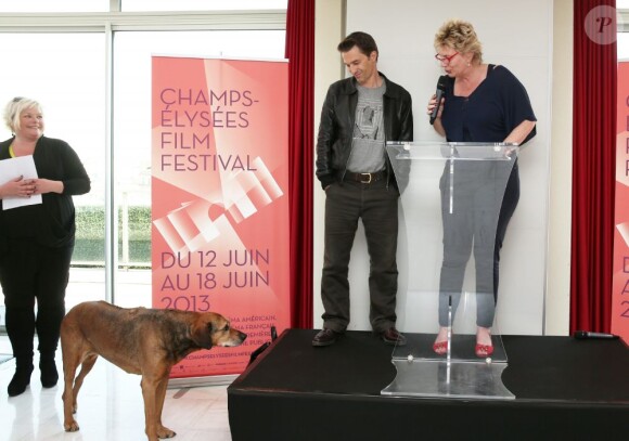 Olivier Martinez accueille sa chienne Sheeba (un berger de Rhodésie) au côté de Sophie Dulac, à la conférence du presse du Champs-Elysées Film Festival, le 25 avril 2013, sur la terrasse du Publicis à Paris.