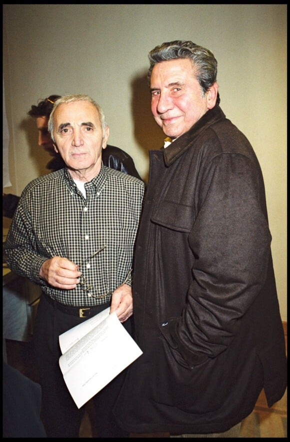 Charles Aznavour et Gilbert Bécaud dans les loges du Palais des Congrès de Paris en 2000