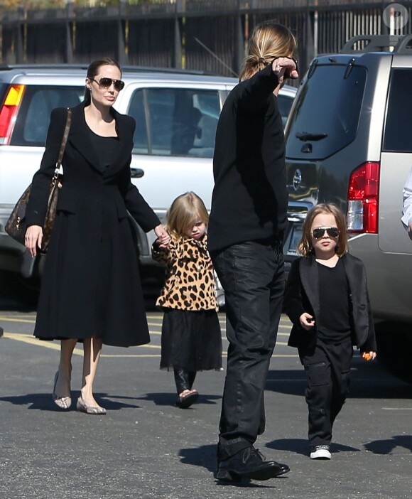Exclusif - Brad Pitt et Angelina Jolie avec leurs enfants Knox et Vivienne  au musée d'Histoire Naturelle à Los Angeles, le 14 février 2013.