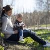 La princesse Victoria de Suède et sa fille la princesse Estelle posent dans les jardins du château de Haga à Stockholm, le 27 avril 2013 : un tendre moment de complicité