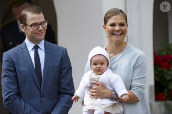 La princesse Victoria et le prince Daniel avec leur fille Estelle lors du 35e anniversaire de Victoria de Suède le 14 juillet 2012