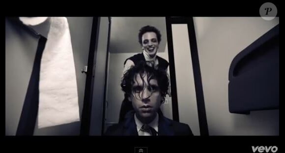 Mika, la tête dans les toilettes et Ariana Grande dans le clip de Popular Song, troisième extrait de l'opus du chanteur intitulé The Origin of Love sorti en septembre 2012.