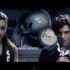 Mika et Ariana Grande dans le clip de la chanson Popular Song, troisième extrait de l'opus du chanteur intitulé The Origin of Love sorti en septembre 2012.