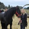 Daryl Hannah sympathise avec un magnifique cheval lors de l'inauguration d'un refuge Gut Aiderbichl à Iffeldorf, une toute petite commune de Bavière en Allemagne. Le 28 avril 2013.