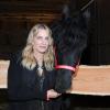 Daryl Hannah sympathise avec un magnifique cheval lors de l'inauguration d'un refuge Gut Aiderbichl à Iffeldorf, une toute petite commune de Bavière en Allemagne. Le 28 avril 2013.