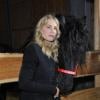 Daryl Hannah sympathise avec un magnifique cheval lors de l'inauguration d'un refuge Gut Aiderbichl à Iffeldorf, une toute petite commune de Bavière en Allemagne. Le 28 avril 2013.